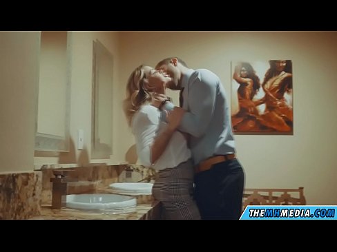❤️ ווען אַ באַסטי בלאָנדע סידוס איר אין אַ ציבור אָפּטריט ❤❌ סופּער סעקס ביי אונדז ﹏